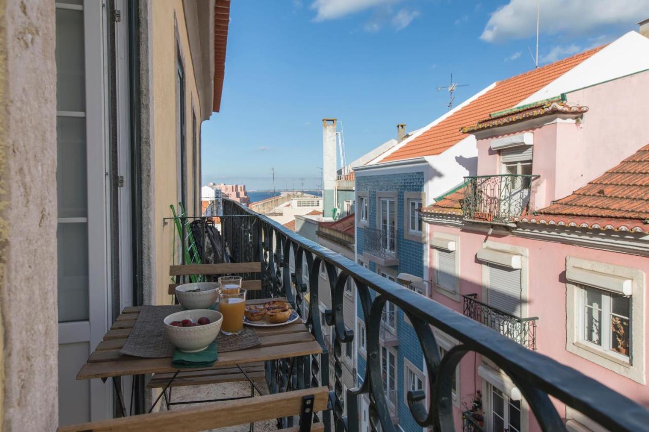 Lovelystay - Sunny Flat W/ Balcony Overseeing Graca And River Lisbon Exterior photo